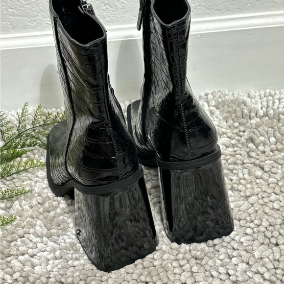 Circus by Sam Edelman Black Ankle Boots with Chunky Sole - Picture 3 of 6